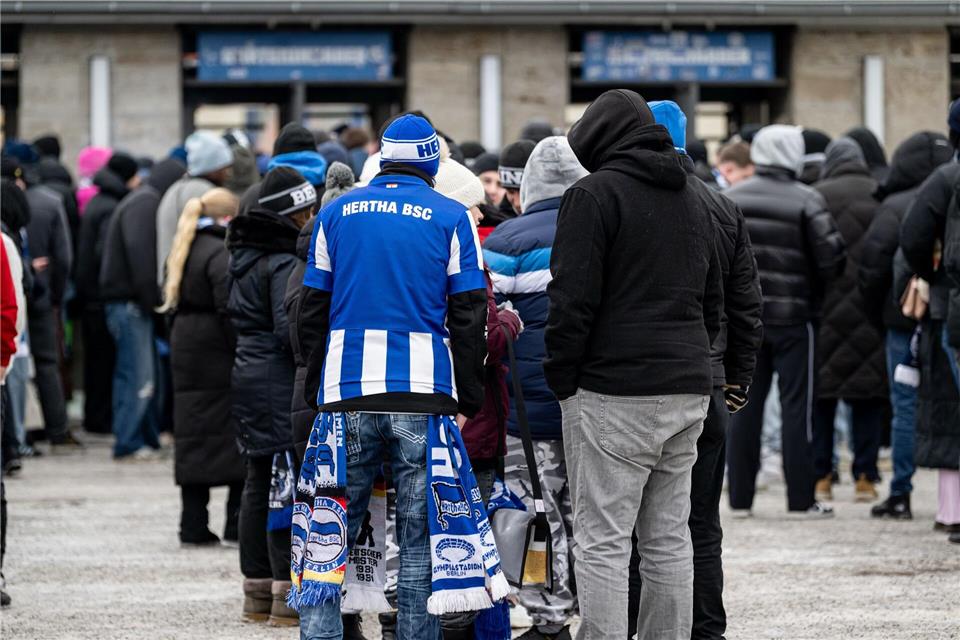 Beim Einlass der Hertha-Fans blieb es ruhig.Fabian Sommer/dpa