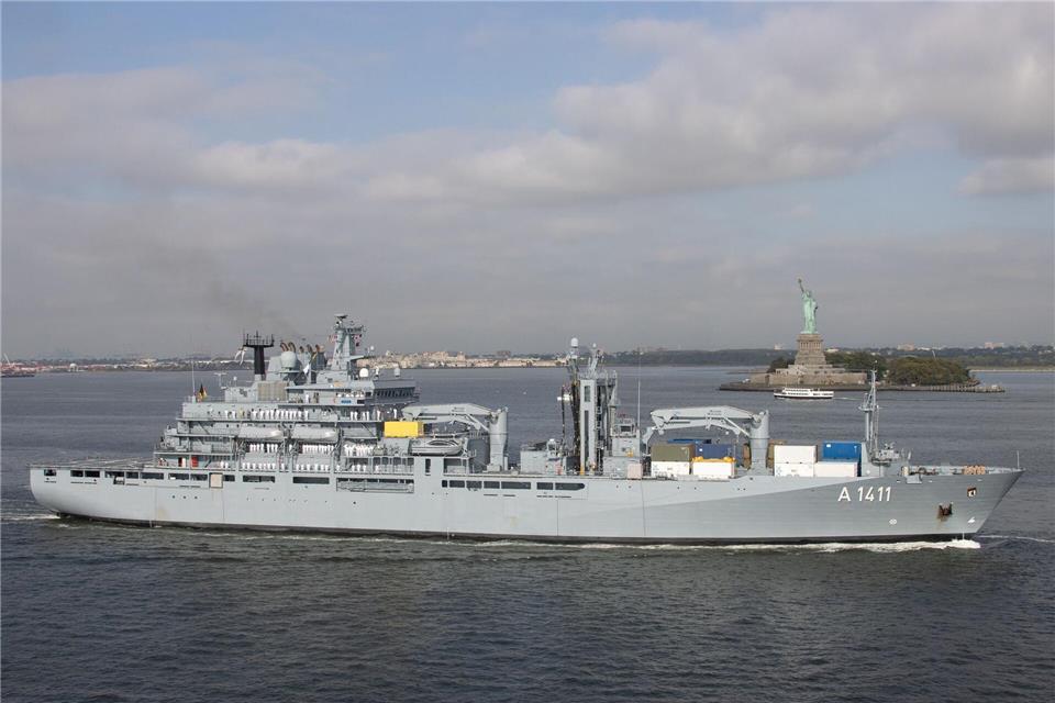 Beim Einlaufen in New York kam die „Berlin“ an der Freiheitsstatue vorbei. Vollborth/Bundeswehr/dpa