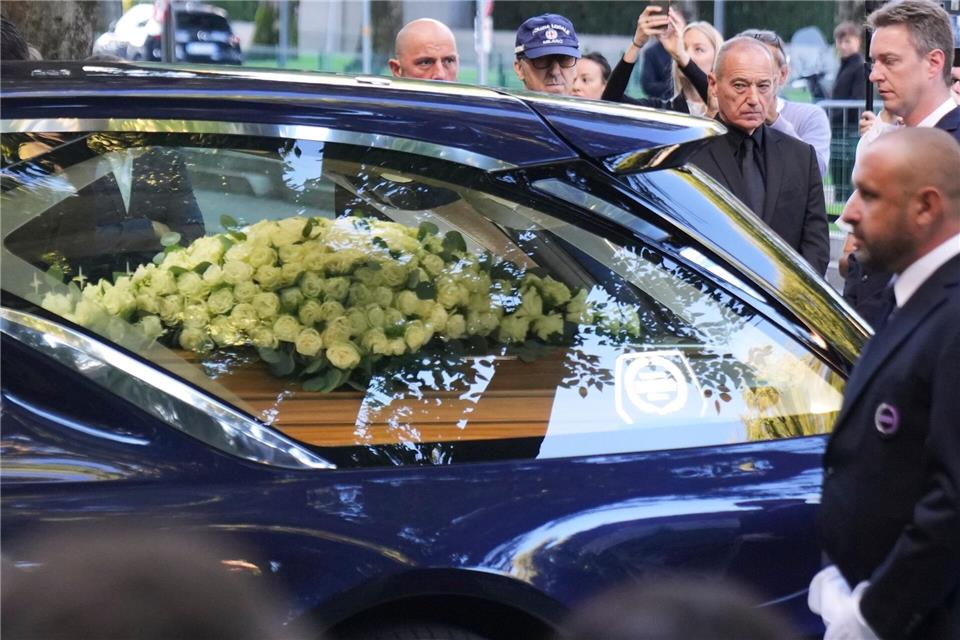 Tausende nehmen Abschied von Armani Beim Eintreffen des Sarges gab es Applaus.Antonio Calanni/AP/dpa