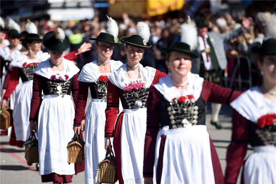 190. Oktoberfest: „Gegen die Krisen der Welt“ Beim Einzug der Wiesnwirte waren auch viele Trachtengruppen dabei.Felix Hörhager/dpa