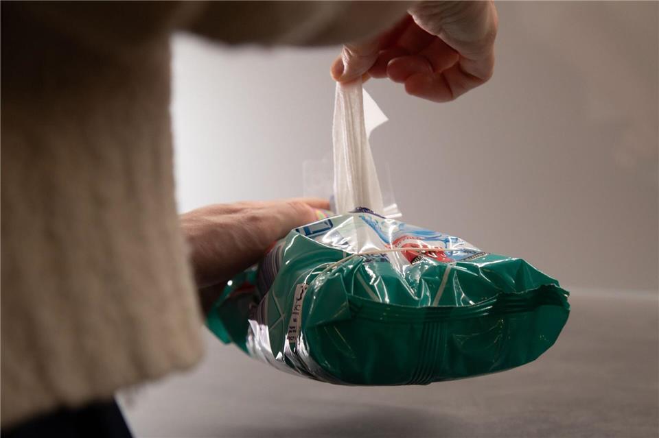 Beim Entnehmen der Feuchttücher entsteht mehr Widerstand.Christin Klose/dpa-tmn