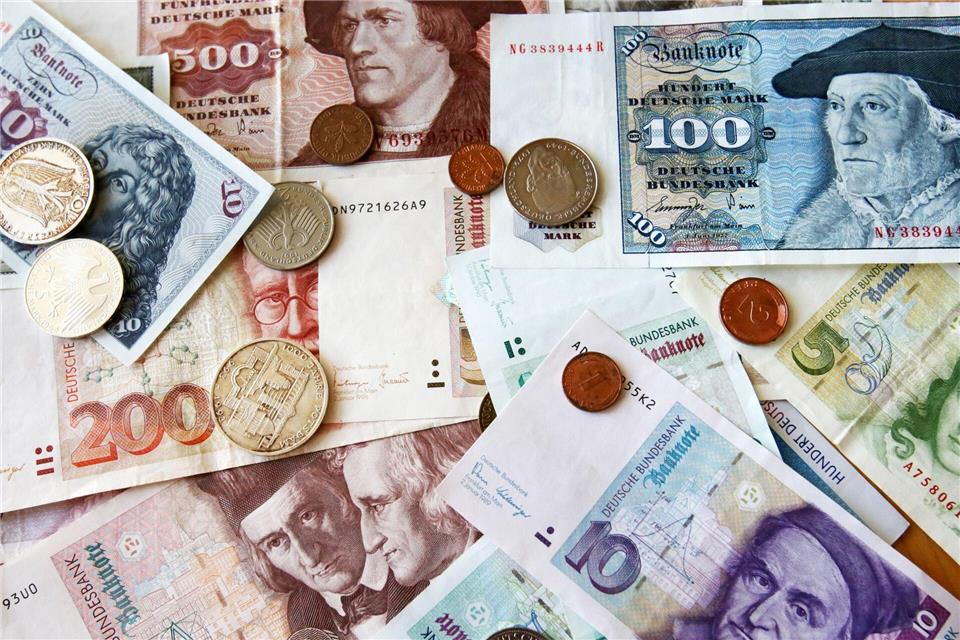 Beim Entrümpeln finden sich immer wieder alte D-Mark-Bestände. (Symbolfoto)Bernd Wüstneck/dpa-Zentralbild/dpa