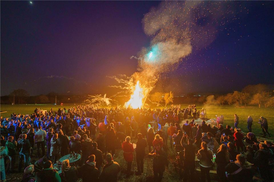 Beim Entzünden der Osterfeuer sollte auch auf Natur- und Brandschutz geachtet werden. (Archivbild)picture alliance/dpa