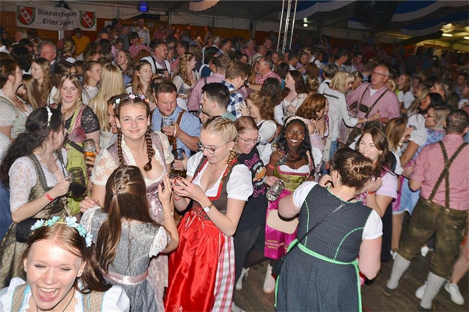 Beim Erler Oktoberfest herrschte früh gute Stimmung.