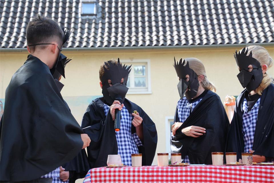 Beim Erler Sommerfest treten wieder die Brejpottspöllers, die Plattdeutsch-AG des Erler Heimatvereins, auf.