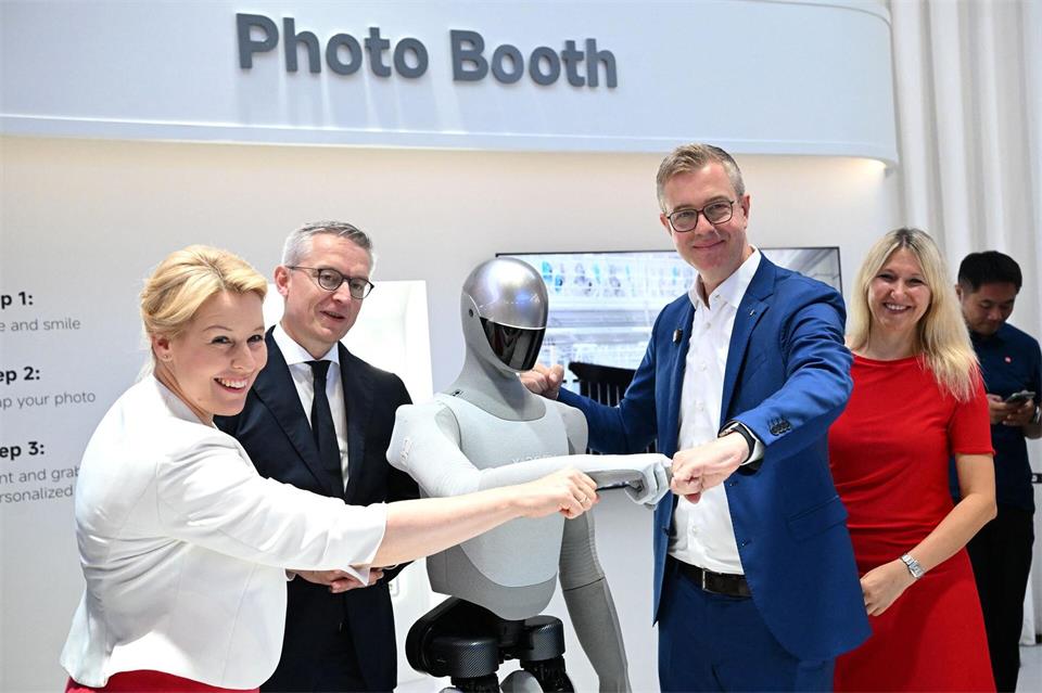 Beim Eröffnungsrundgang zur diesjährigen IFA wurde den Politikern unter anderem ein Roboter der Marke Xiaomi präsentiert.Bernd von Jutrczenka/dpa