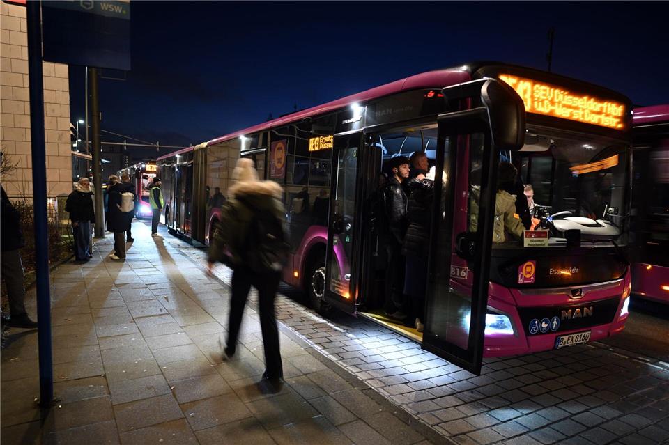 Beim Ersatzverkehr auf der Strecke gab es anfangs deutlichen Unmut vieler Fahrgäste. (Archivbild)Federico Gambarini/dpa