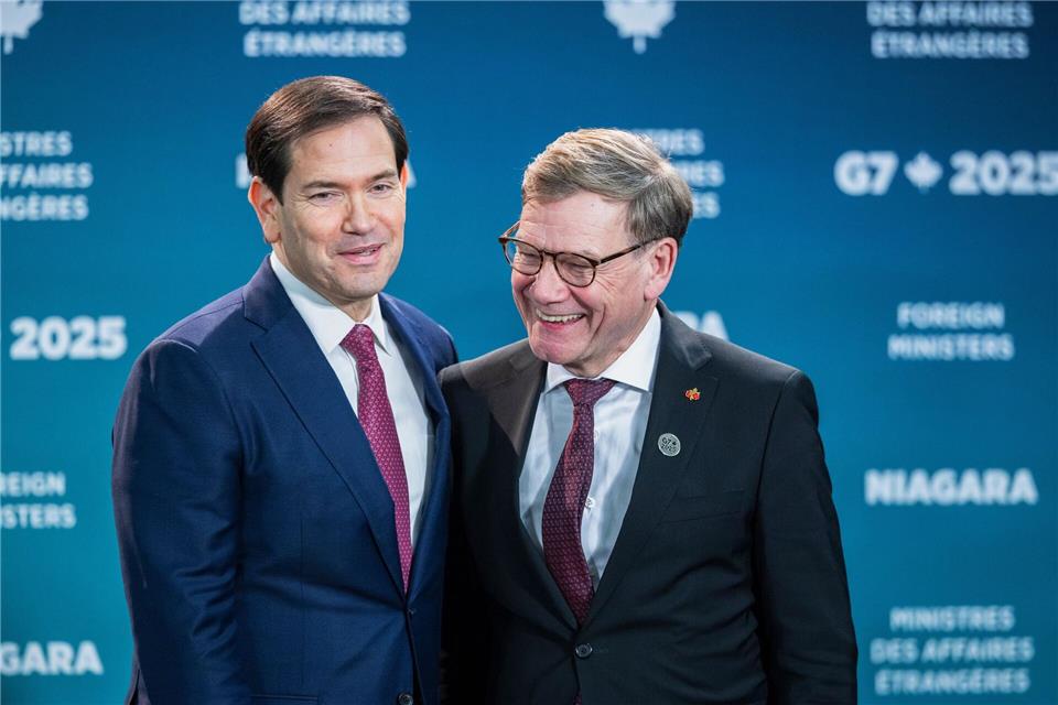 Beim Familienfoto des Außenministertreffens der G7-Runde wirtschaftsstarker Demokratien zeigen sich Außenminister Johann Wadephul (r., CDU) und sein US-Kollege Marco Rubio gut gelaunt.Nick Iwanyshyn/The Canadian Press/AP/dpa