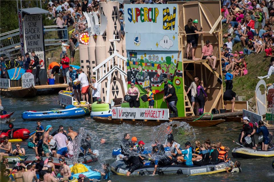 Beim Fest „Nabada“ treiben tausende Menschen mit Booten auf der Donau hinab.Stefan Puchner/dpa