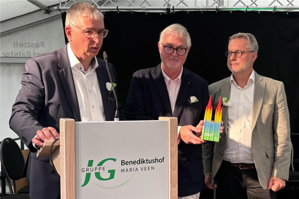 Beim Festakt hat Andreas Rieß vom Vorstand der Josefs-Gesellschaft Thomas Spaan und Martin Bodin (von links) auch eine Statue des Kölner Doms überreicht. Diese „Limited Edition“ steht heute im Konferenzraum in der Verwaltung neben anderen Auszeichnungen.