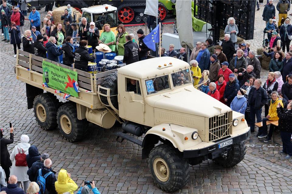 Festumzug und Erntekrone - Stürmisches Landeserntedankfest Beim Festumzug durch Wismars Innenstadt säumten zahlreiche Schaulustige die Straßen - auch wenn die Wetterumstände eher widrig waren.Bernd Wüstneck/dpa