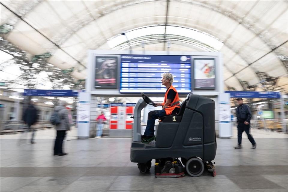 Beim Frühjahrsputz der Bahn sollen dieses Jahr doppelt so viele Stationen gereinigt werden wie sonst. (Archivbild)Sebastian Kahnert/dpa