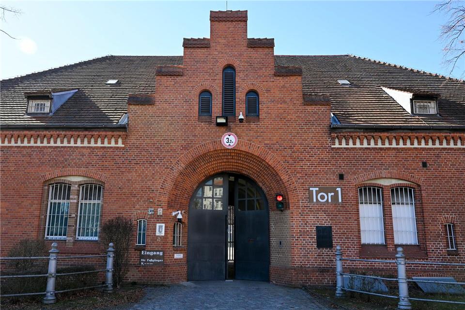 Beim Frühlingsbasar der JVA Tegel gibt es ein breites Angebot. (Archivbild) Jens Kalaene/dpa