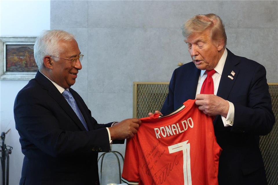 Beim G7-Gipfel im Juni erhielt US-Präsident Donald Trump (r) von EU-Ratspräsident António Costa ein von Ronaldo signiertes Trikot als nachträgliches Geburtstagsgeschenk. Europäische Union/dpa