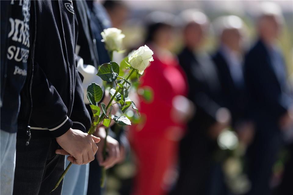 Beim Gedenken an die Opfer des Schulmassakers in Erfurt legten Teilnehmer Blumen nieder. Michael Reichel/dpa