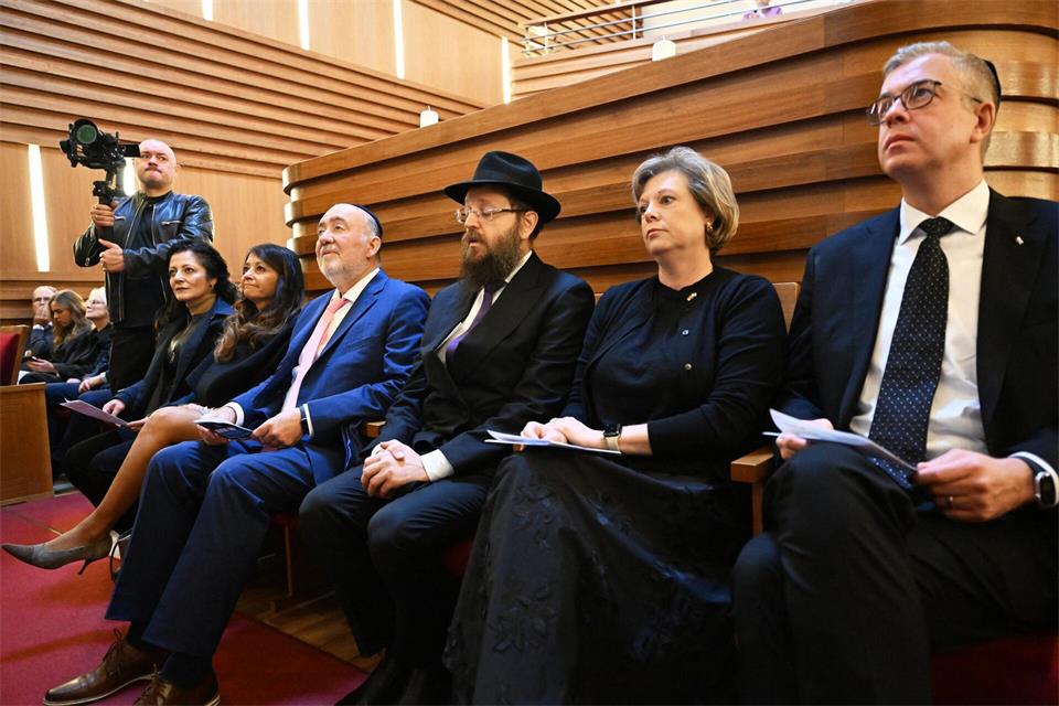 Beim Gedenkgebet: Finanz- und Kultursenator Stefan Evers (r-l., CDU), Cornelia Seibold, Präsidentin des Berliner Abgeordnetenhauses, Rabbiner Yehuda Teichtal, Israels Botschafter Ron Prosor, Justizsenatorin Felor Badenberg (CDU), Sozialsenatorin Cansel Kiziltorin (SPD)Soeren Stache/dpa