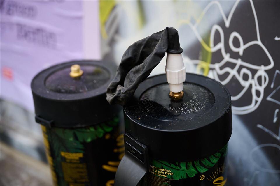 Beim Giftinformationszentrums Nord sind im vergangenen Jahr 33 Mal Menschen wegen der missbräuchlichen Inhalation von Lachgas beraten worden. (Symbolbild)Annette Riedl/dpa