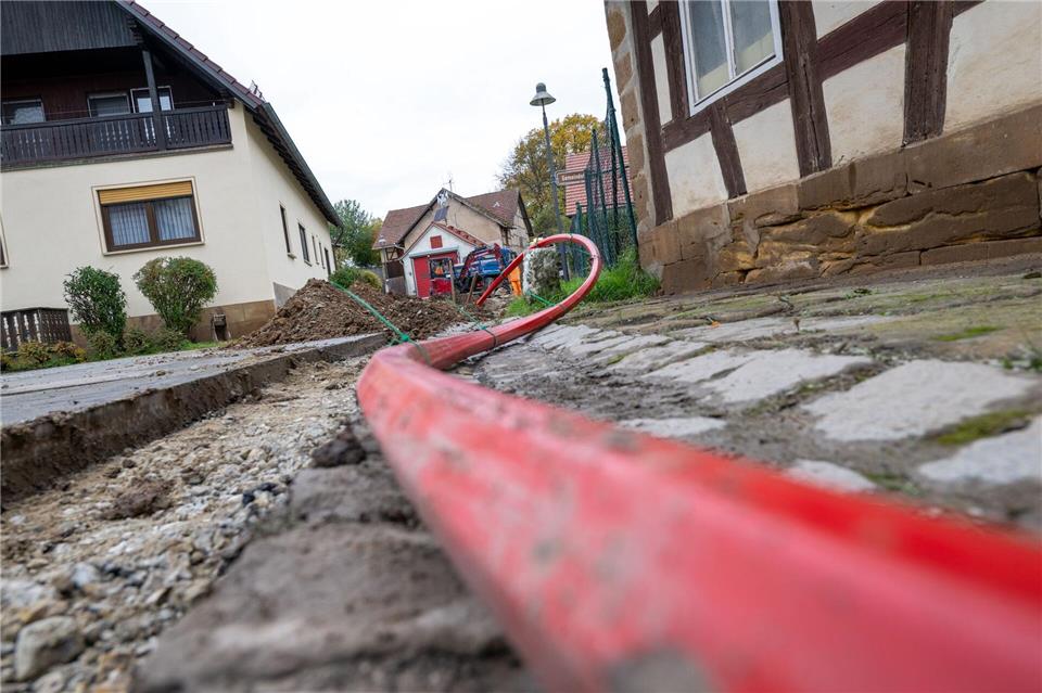 Beim Glasfaserausbau liegt Bayern nach einer Studie der bayerischen Wirtschaft hinter dem restlichen Deutschland zurück. (Archivbild)Pia Bayer/dpa