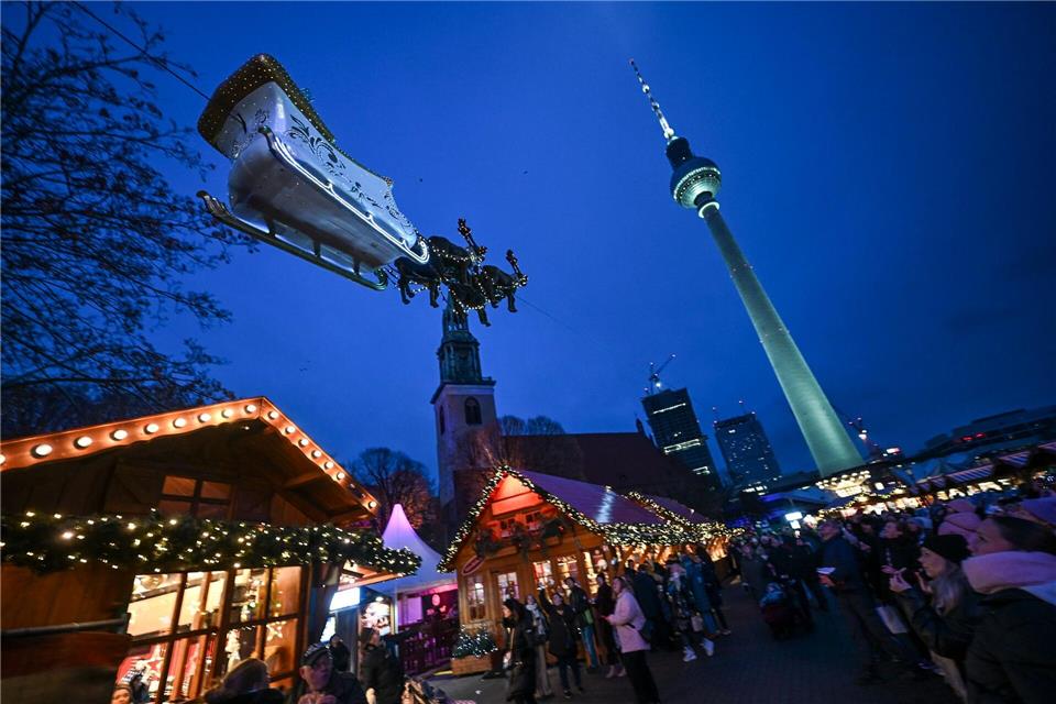 Beim Glühwein vor dem Roten Rathaus ist der Blick auf den Fernsehturm inklusive.Jens Kalaene/dpa