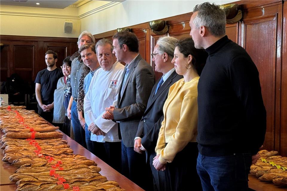 Beim Grand Prix de la Baguette geht es um Geschmack und Beschaffenheit der Brote.Michael Evers/dpa