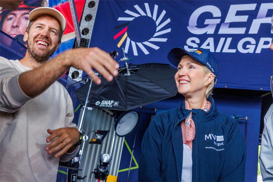 Beim Grand Prix der SailGP in Sassnitz begrüßte Miteigentümer Sebastian Vettel Mecklenburg-Vorpommerns Ministerpräsidentin Manuela Schwesig.  Jens Büttner/dpa