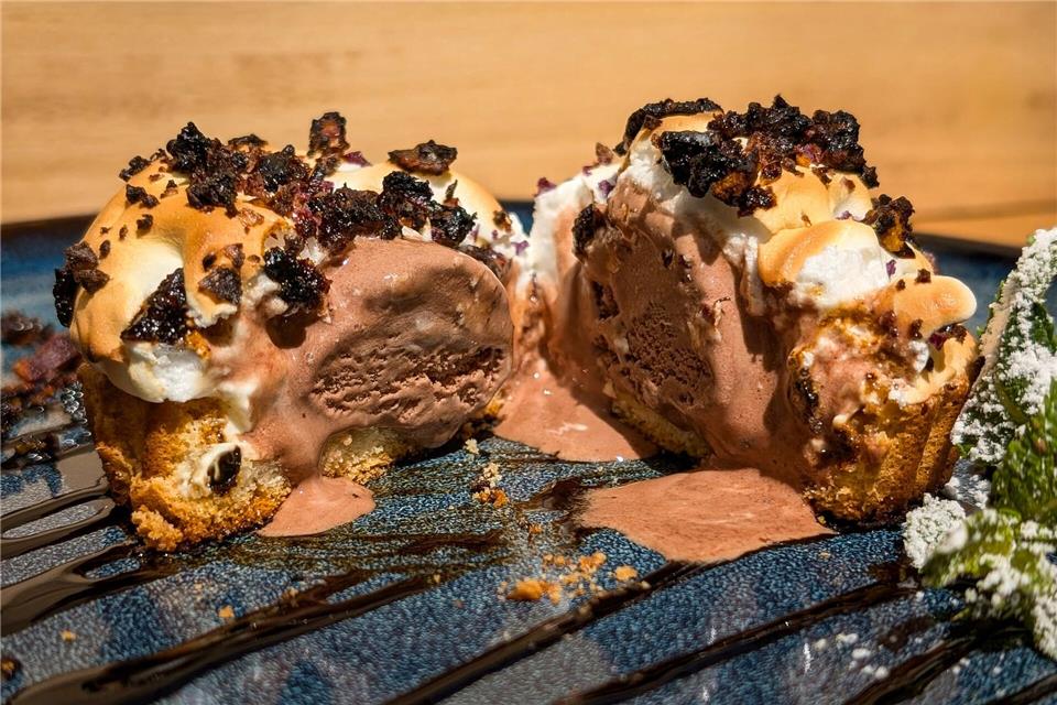 Beim Grill-Eis mit Bacon-Candy-Topping passt die Kombi mit dunklem Schokoladeneis besser als mit Vanilleeis. Volker Elm/dpa-tmn