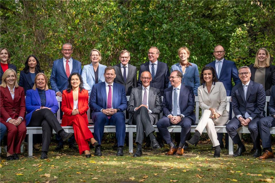 Klausur: Minister in Klinik und Abreise wegen Todesfalls Beim Gruppenfoto fehlte Schnieder. Michael Kappeler/dpa