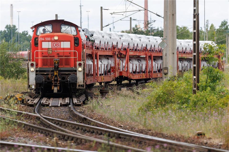 Beim Güterverkehr auf der Schiene herrscht großer Konkurrenzkampf. Bei DB Cargo werden Tausende Stellen wegfallen. (Archivbild)Daniel Karmann/dpa