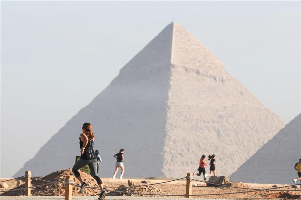 Beim Halbmarathon in Gizeh geht es vorbei an den Pyramiden.Ahmed Gomaa/XinHua/dpa