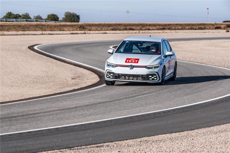 Beim Handling auf trockener Fahrbahn hat der ACE Eigenschaften wie Seitenführung, Traktion und Lenkpräzision bewertet.Konstantin Tschovikov/ACE/dpa-tmn