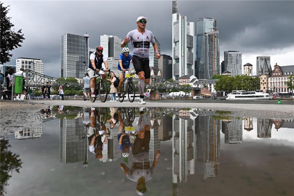 Kampf der Ironman-Giganten: Lange gegen Blummenfelt Beim Heimrennen von Patrick Lange dominierte Blummenfelt. (Archivbild)Arne Dedert/dpa