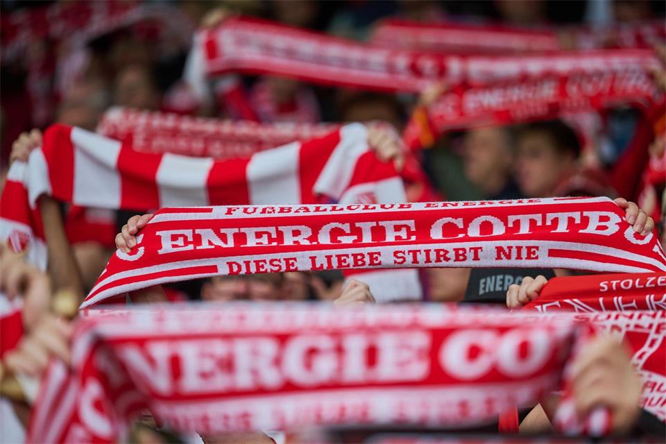 Beim Heimspiel gegen St. Pauli hatten Cottbus-Anhänger auch Hassplakate gezeigt. Robert Michael/dpa