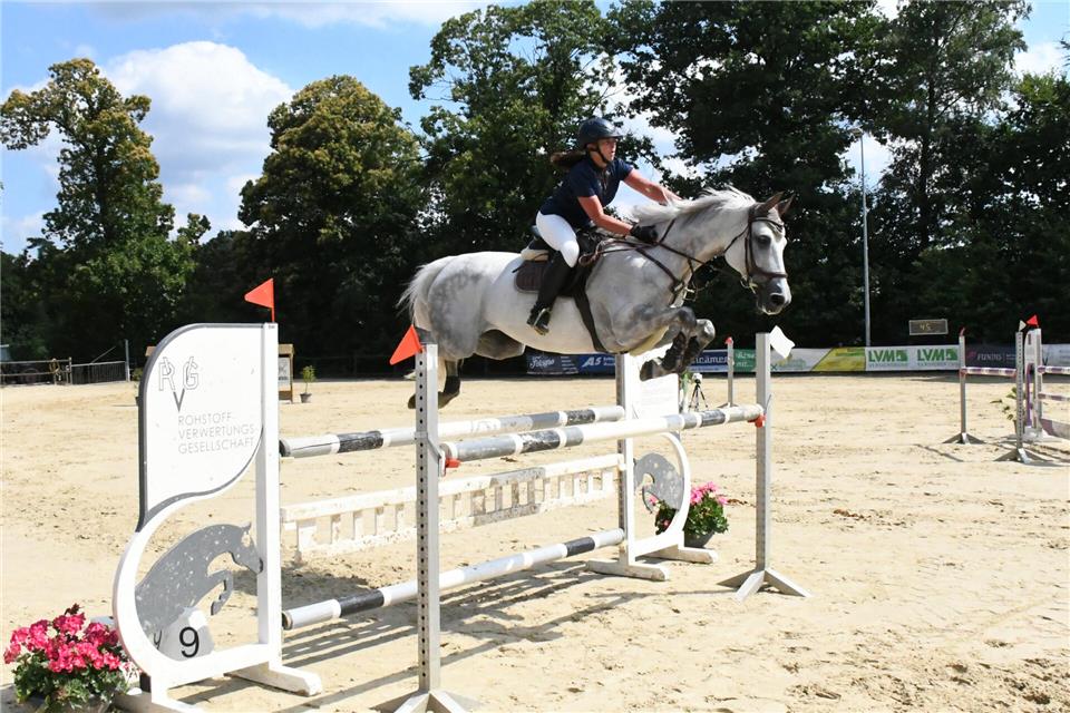 Beim Heimturnier in Velen vertreten: Martina Malberg, hier in Reken beim Sieg im M-Springen mit La Vista.