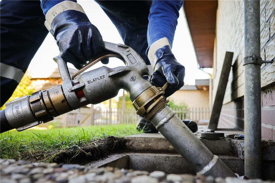 Beim Heizöl sind die Preisausschläge noch stärker als an der Tankstelle. (Archivbild)Christian Charisius/dpa