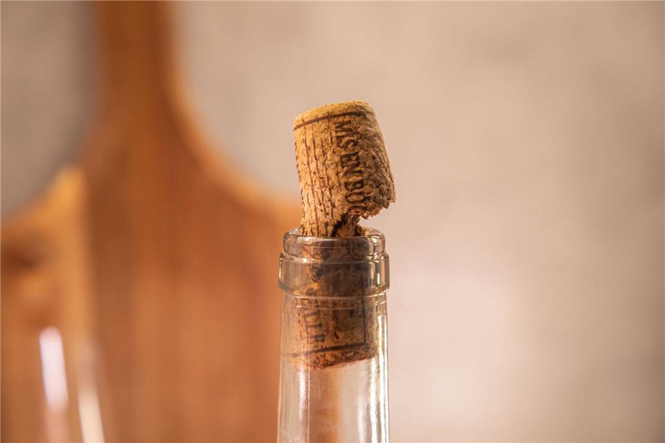 Beim Herauskommen reißt der Korken.Christin Klose/dpa-tmn