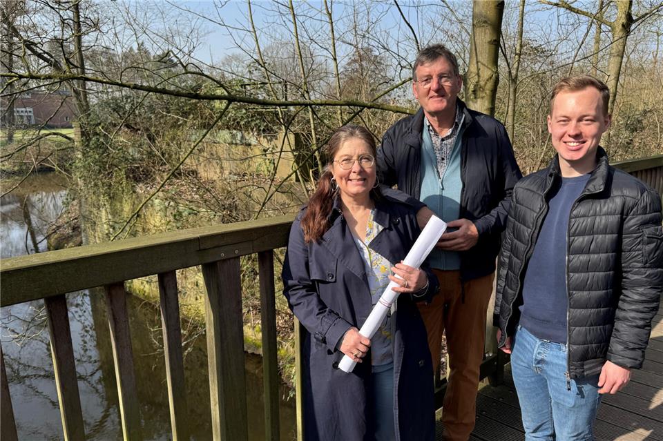 Beim Hochwasserschutz für Gemen tut sich was, berichten Bettina Demmert, Jürgen Kuhlmann (Mitte) und Sebastian Bock.