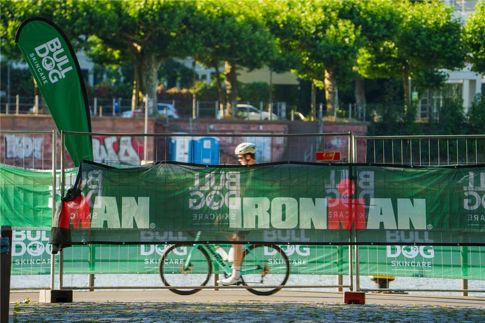 Beim Ironman in Frankfurt werden extreme Temperaturen erwartet. (Archivbild) Andreas Arnold/dpa