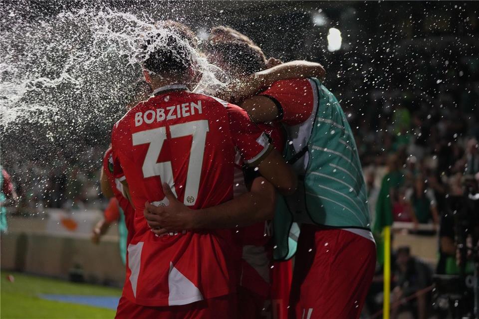 Beim Jubel der Mainzer über das 1:0 gegen Omonia Nikosia warfen Fans der Gastgeber Becher Richtung FSV-Profis.Petros Karadjias/AP/dpa
