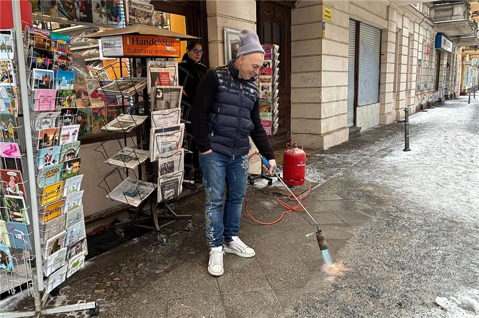 Beim Kampf gegen das Glatteis greifen manche Berliner zu ungewöhnlichen Methoden. Caroline Bock/dpa