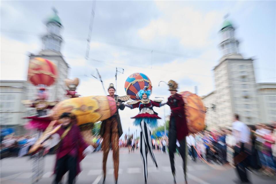 Beim Karneval der Kulturen wird gefeiert – und erstmals um Spenden gebeten. (Archivbild)Annette Riedl/dpa