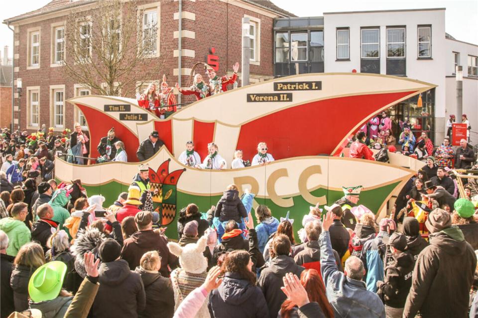 Beim Karnevalsumzug am Tulpensonntag war es im vergangenen Jahr schon voll. Dieses Mal nehmen noch mehr Gruppen teil.