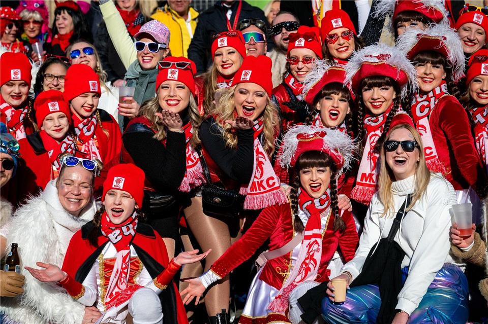 Beim Karnevalsumzug in Erfurt waren auch die Vereine aus den Ortsteilen der Landeshauptstadt dabei.  Jacob Schröter/dpa