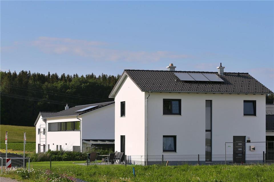 Beim Kauf eines bebauten Grundstücks für die Vermietung können die Kosten für Gebäude, Nebengebäude und Außenanlagen über die Jahre abgeschrieben werden.picture alliance / dpa-tmn