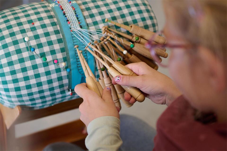 Beim Kinderklöppeln in der Klöppelschule „Barbara Uthmann“ wird die Handarbeitstechnik weiter unterrichtet.Katharina Kausche/dpa
