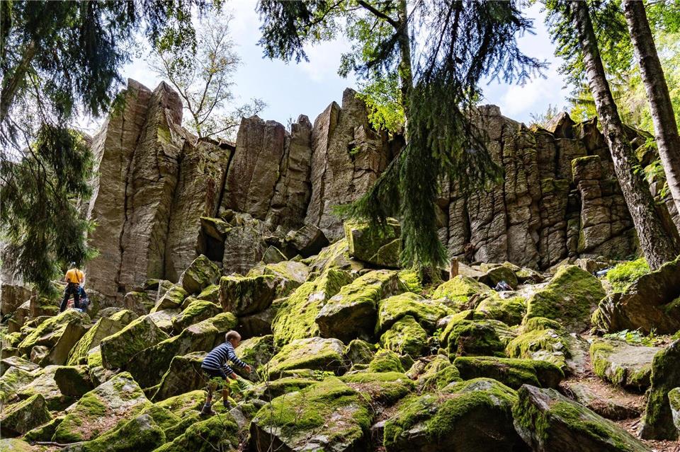 Beim Klettern an einer Steinwand in der Rhön stürzte ein 72-Jähriger ab. (Symbolbild)Frank Rumpenhorst/dpa