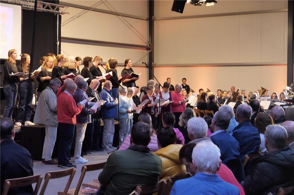 Beim Konzert Rhedebrügge unplugged haben die Veranstalter 5000 Euro an Spenden für die Kinderkrebshilfe gesammelt.