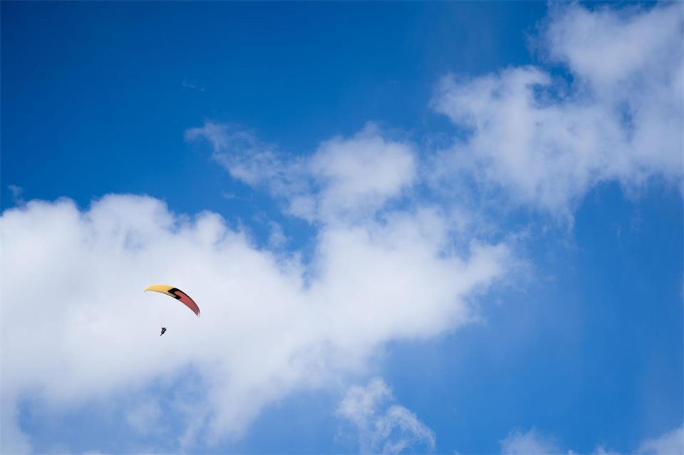 Beim Landeanflug habe der Mann die Kontrolle über seinen Gleitschirm verloren. (Symbolbild)Nicolas Armer/dpa