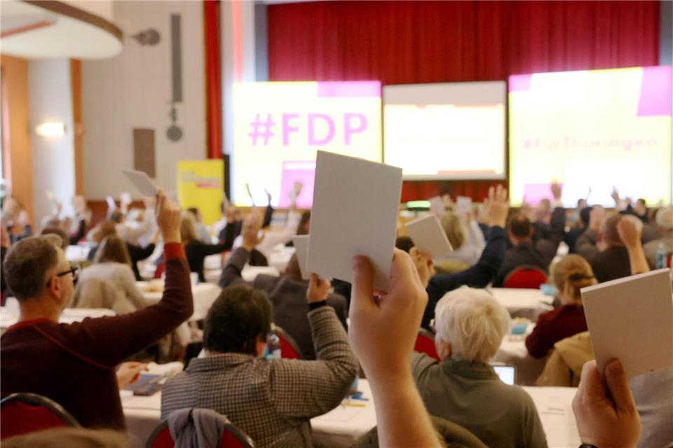 Beim Landesparteitag der Thüringer FDP hat Torsten Klöppel bei der Wahl zum neuen Landesvorsitzenden 99 Stimmen erhalten. Insgesamt wurden 132 gültige Stimmen abgegeben. Bodo Schackow/dpa