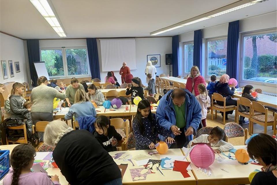 Beim Laternen-Basteln im Pfarrheim waren kürzlich mehr als 30 Kinder mit ihren Angehörigen dabei.