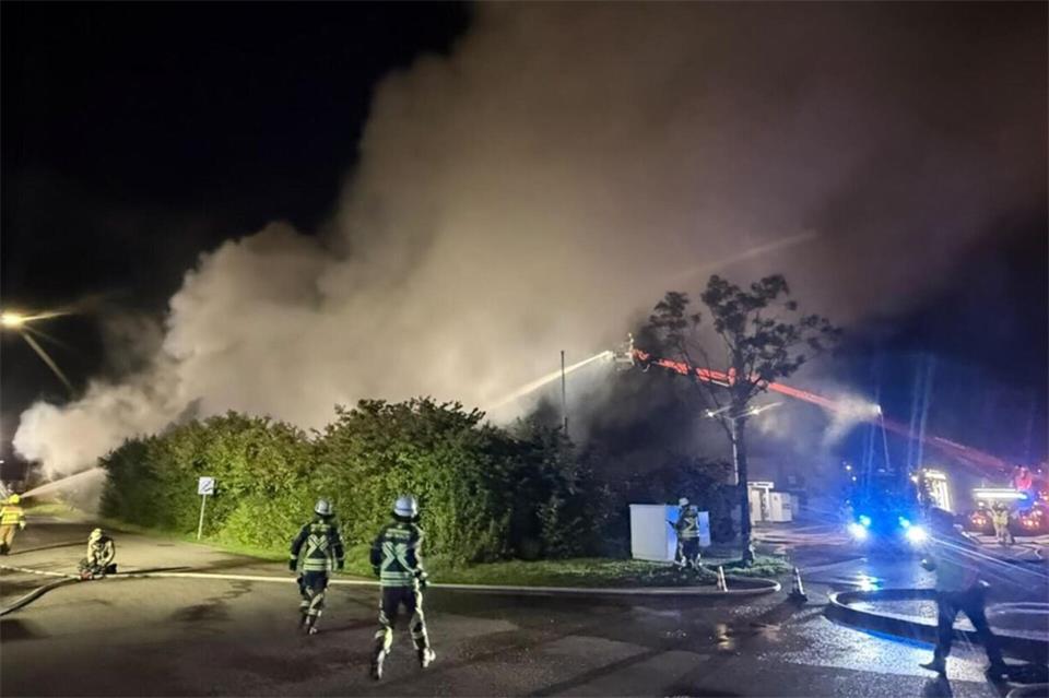 Beim Löschen des Großbrandes am Montagabend (21. September) in Dinxperlo ist mit PFAS belastetes Wasser in die Kanalisation gelangt.